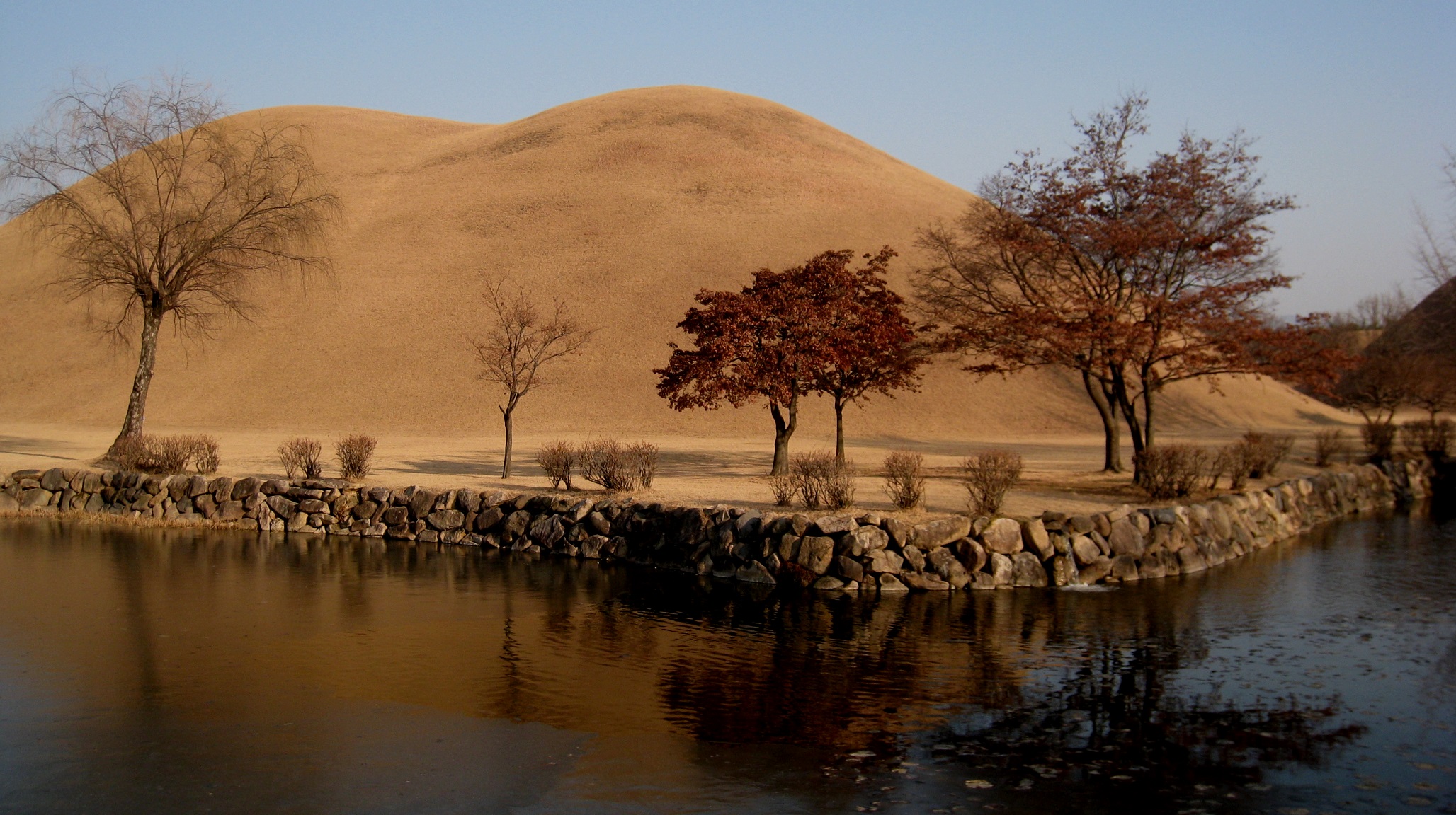 Photo of Gyeongju Silia Burial Mounds by Rick Cox - https://www.flickr.com/photos/rickcox/
